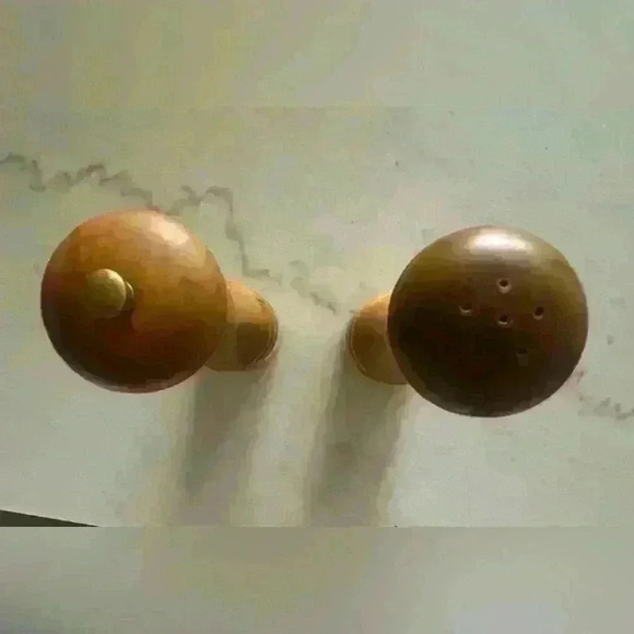 Beautiful vintage Nasco wood and brass salt and pepper shakers made in Japan. - Picture 3 of 9